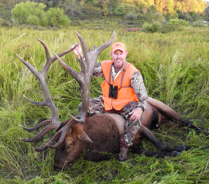 Brent Jones displaying his 900 pound trophy bull elk he took on Oct 6, 2013 in Knott County, Ky. (photo submitted). 